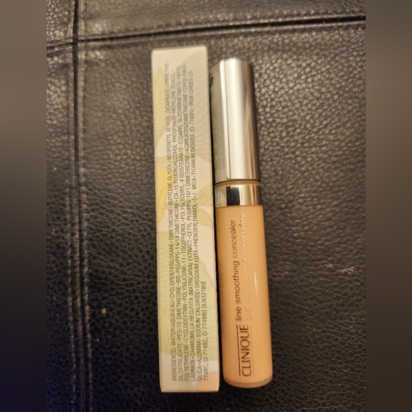 Clinique Line Smoothing Concealer In 02 Light - Picture 3 of 5